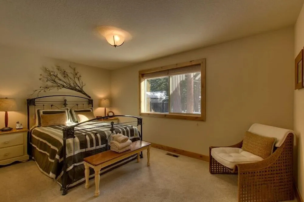 Brand New Upscale Home, Hot Tub, Foosball