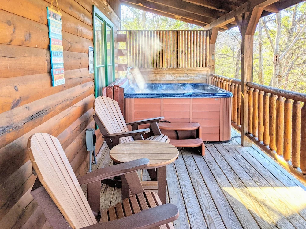 Updated Parkway Retreat W/ Hot Tub & Game Room 3 Bedroom Cabin