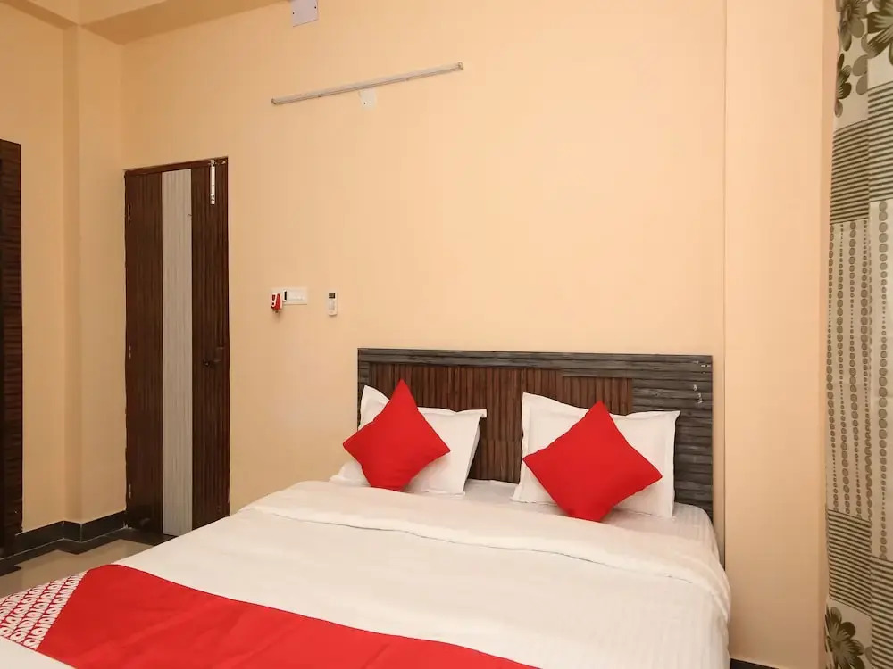 OYO 13554 Hotel Buttercouch