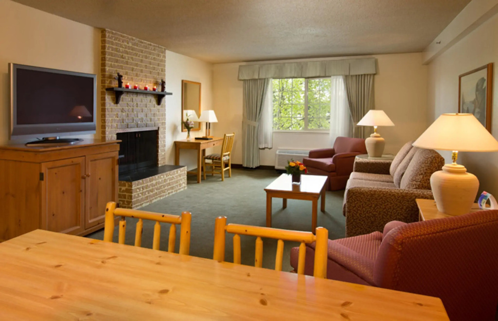 Coast Inn at Lake Hood