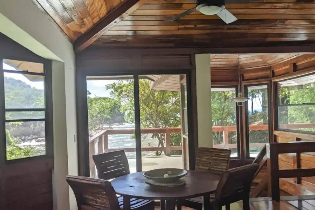 Shankton Harbour 3 Bedroom 4 Bathroom Beach House w Private BEACH SEA path