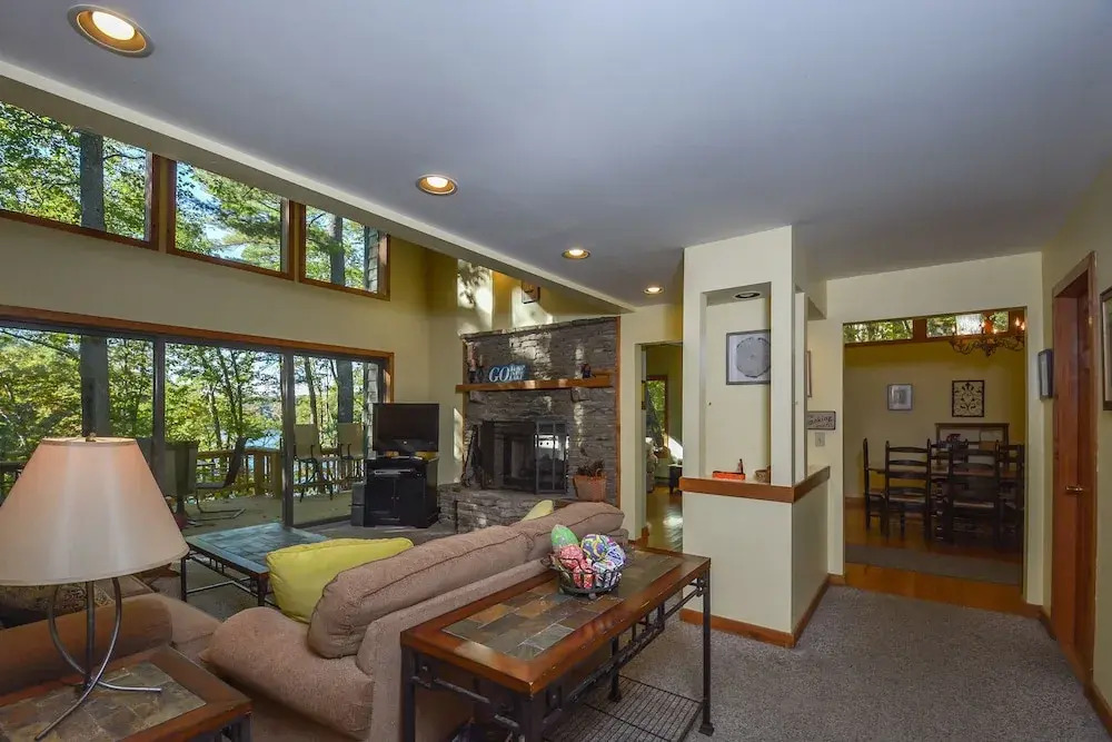 Lake Shore Retreat 5 Bedroom House