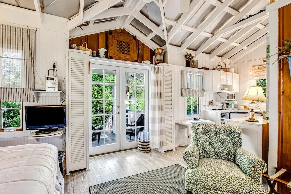Charming Getaway w/ a Kitchenette & Free Wifi - Walk to the Beach