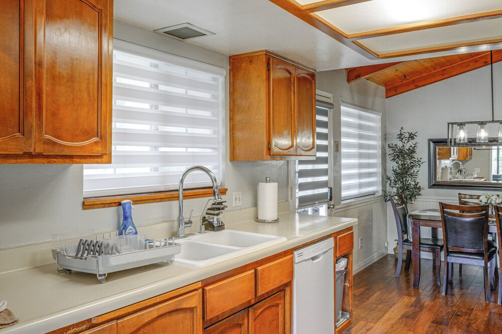 Mtn-view Getaway w/ Game Room, 1 Mi to Kern River!
