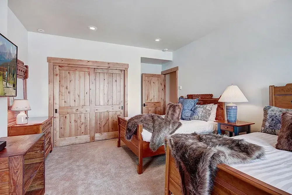 Gold Run Getaway 5 Bedroom Home by RedAwning