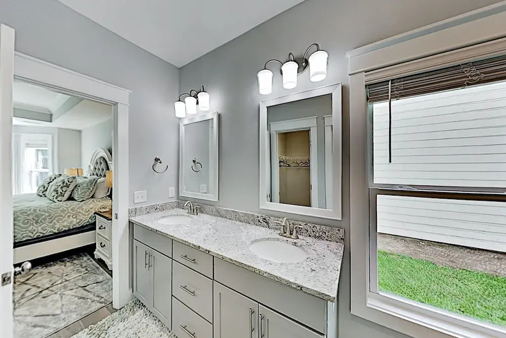 Stylish In Gated Community - Walk To Beach! 5 Bedroom Home