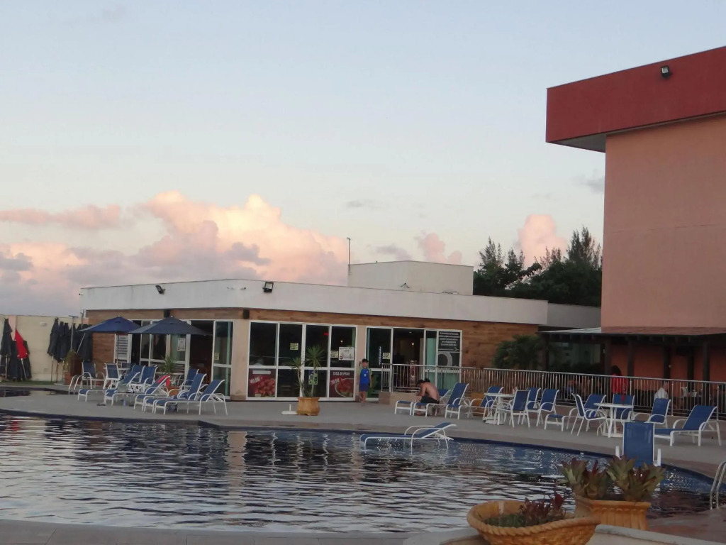 Resort em Arraial do Cabo, Desfrute de momentos inesquecíveis em uma apartamento de luxo com 2 quartos, 2 banheiros e 2 vagas de carro entre a praia e a lagoa