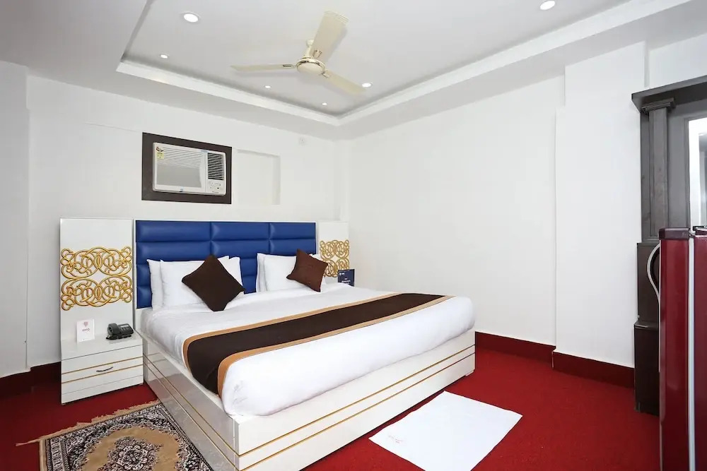 OYO 9855 Hotel Royal Suites