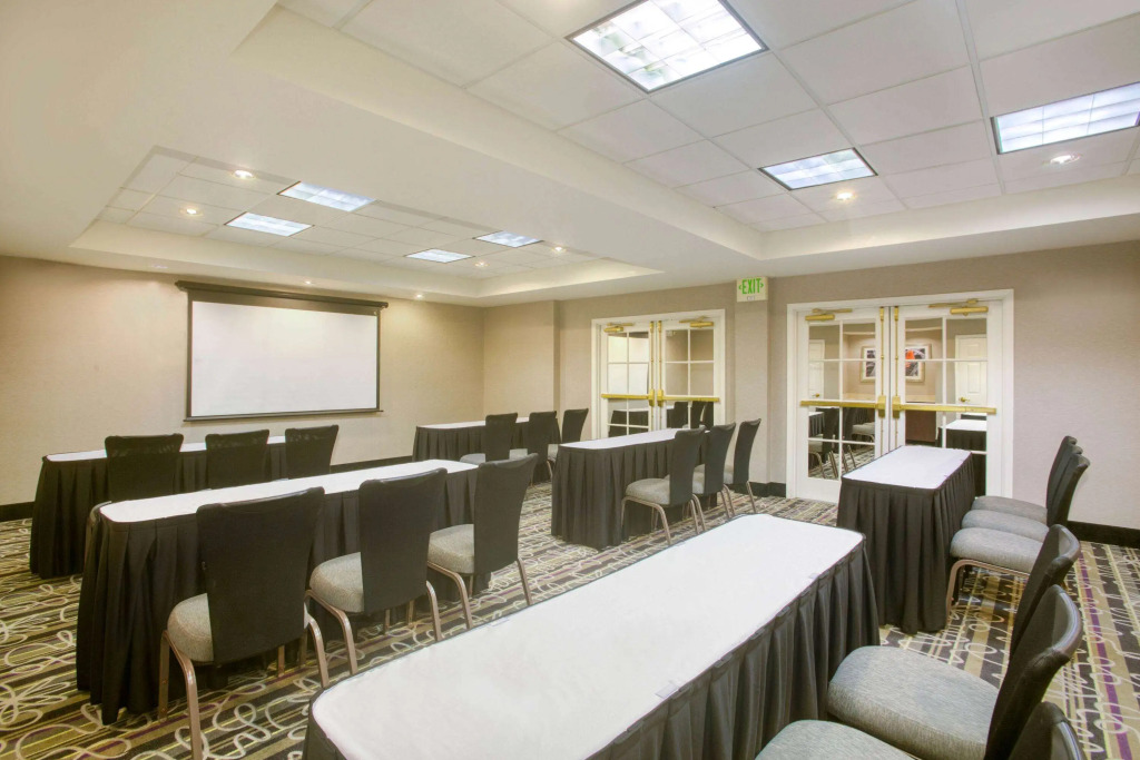 La Quinta by Wyndham St. Louis Westport