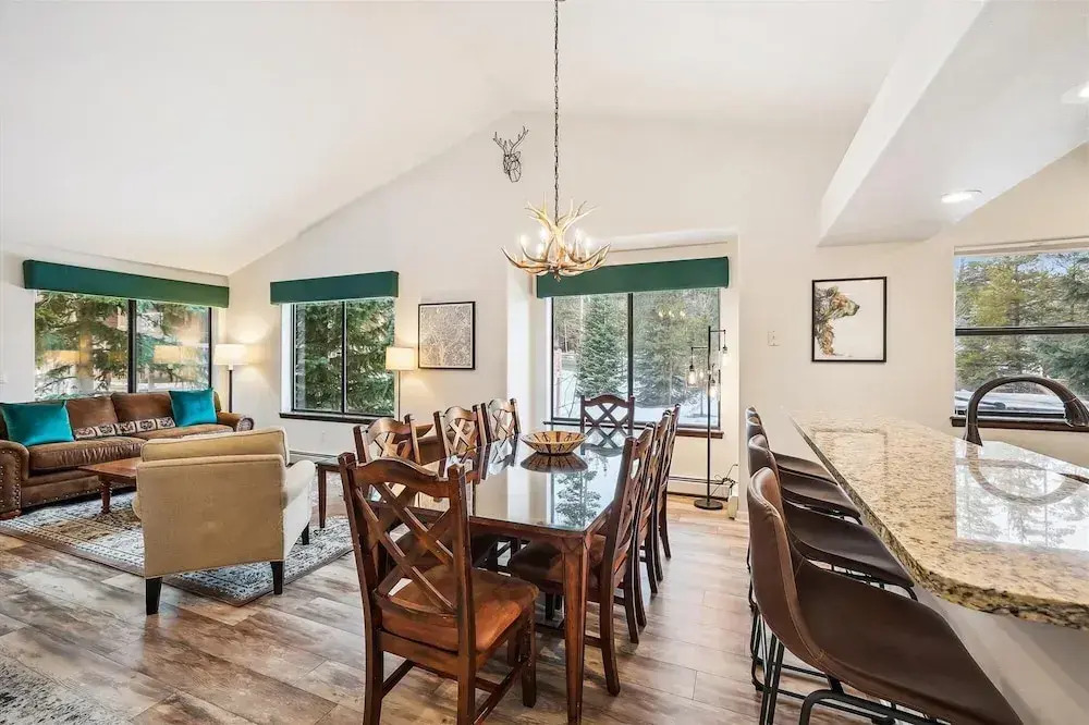 Ski Hill Chalet 3 Bedroom Home by RedAwning