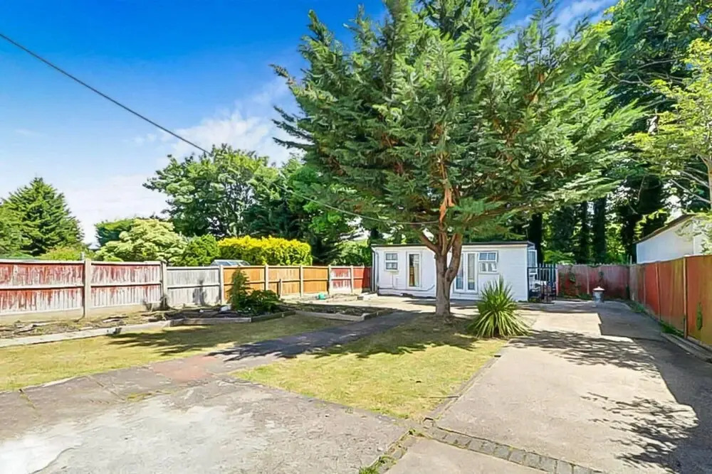 Stunning 7-bed Detached House in Luton With Parkin