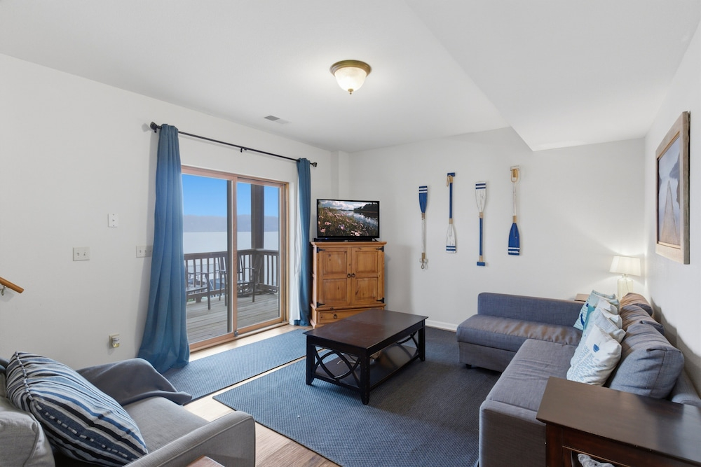 Lakefront Log Cabin With Private Dock, Two Decks & Cozy Comfort at 35mm in Sunrise Beach
