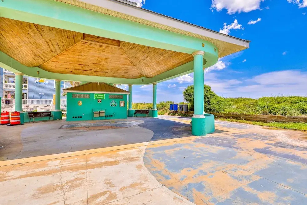Beachfront Getaway With Ocean Views, Washer/dryer & AC - Snowbirds Welcome