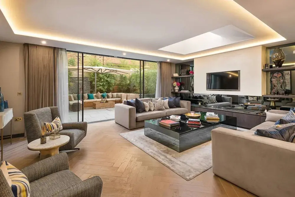 3 Bedroom Apartment With Garden in Knightsbridge
