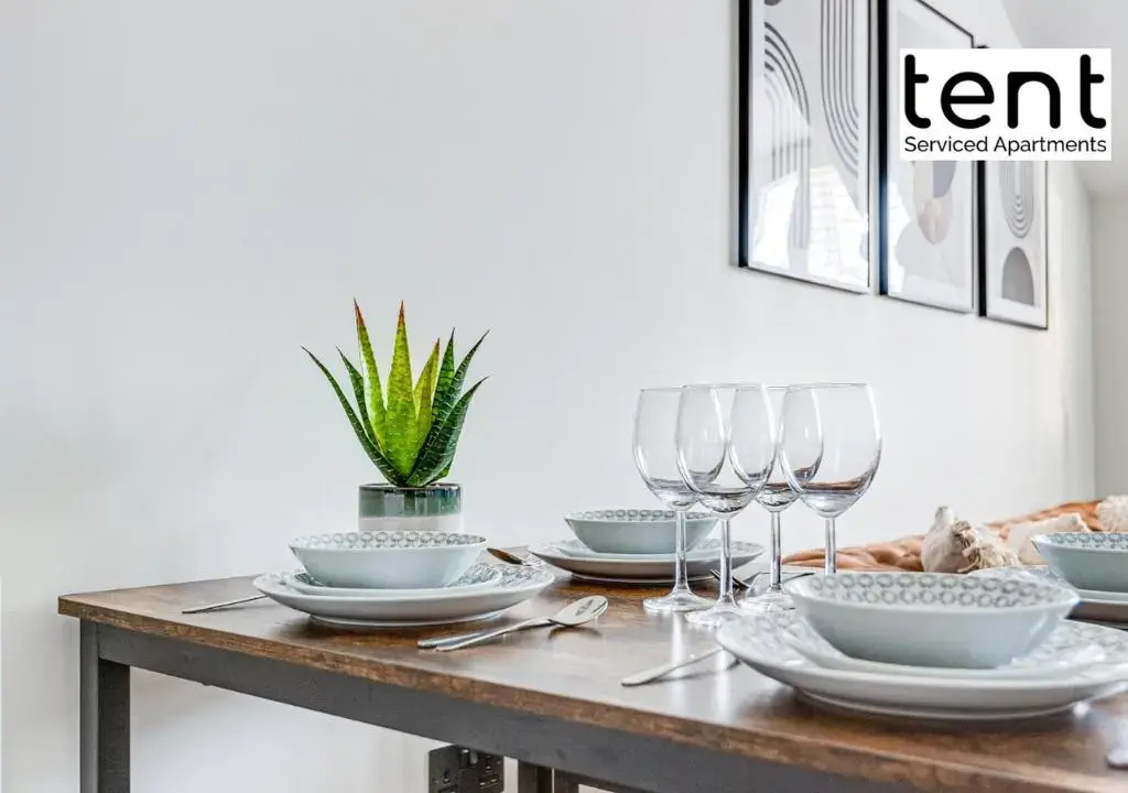 Chic & Central 1 Bedroom APT With Comfy king Bed & Parking by Tent Serviced Apartments Egham