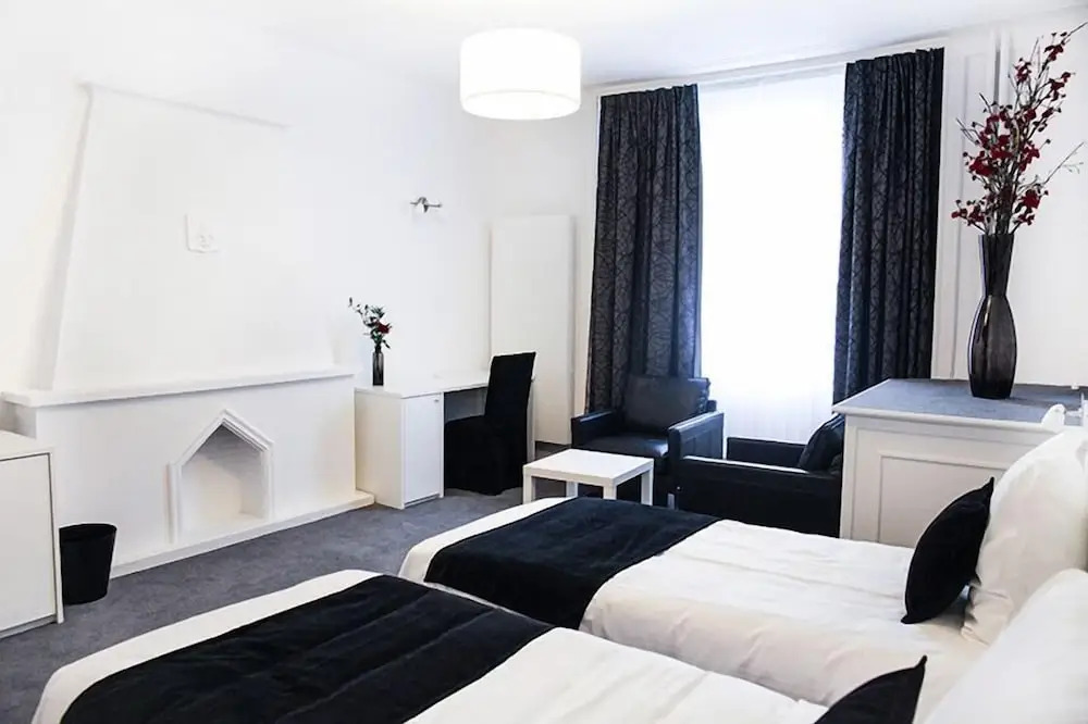 Hotel Satellite