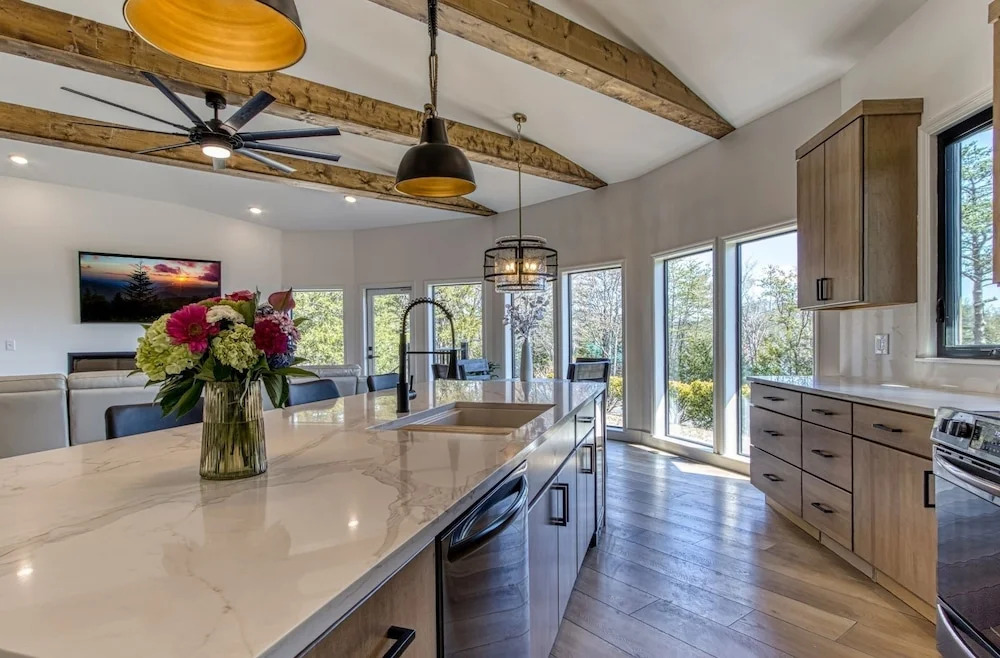 Mountain Valley Revival - Brand New Renovations, Close To Town, Panoramic Mountain Views!! 2 Bedroom Cabin by RedAwning