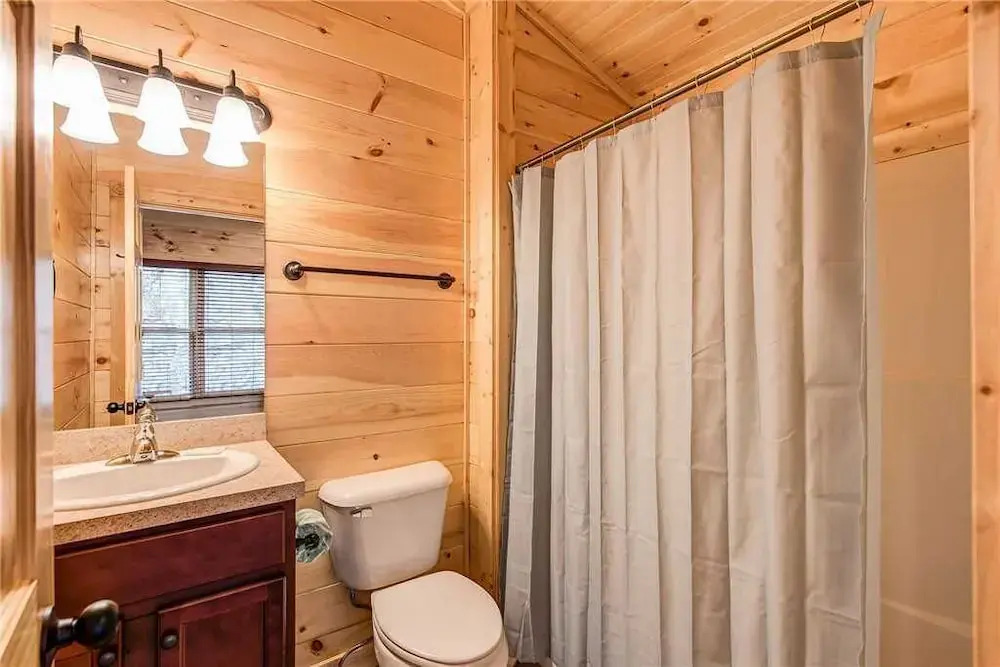 Majestic Manor - Three Bedroom Cabin