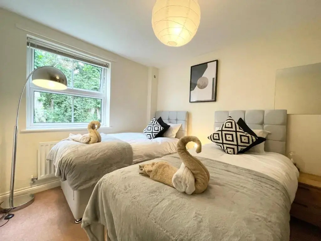 BEST PRICE - AMAZING 2 Bed 2 Bath - 4 Singles or Super King beds, 10 min walk to city centre, Smart Tv, Ensuite, Balcony, FREE PARKING