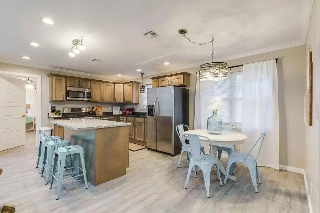3 BR Newly Remodeled Home With Farm Style Decor