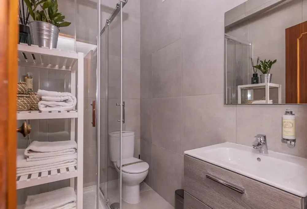 Cozy 3 bedroom apartment in front of the subway