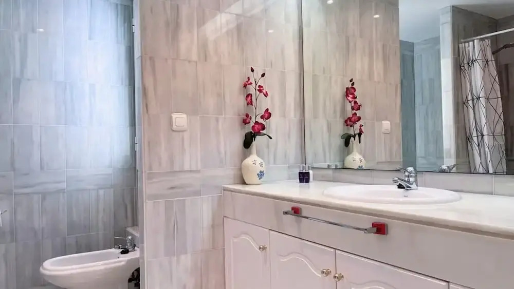 Spacious Poolside 3 Bedroom F-5
