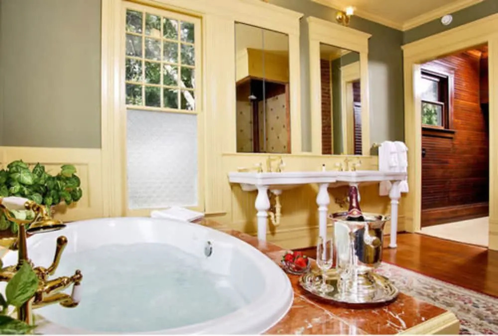 Corinthian Bed  Breakfast
