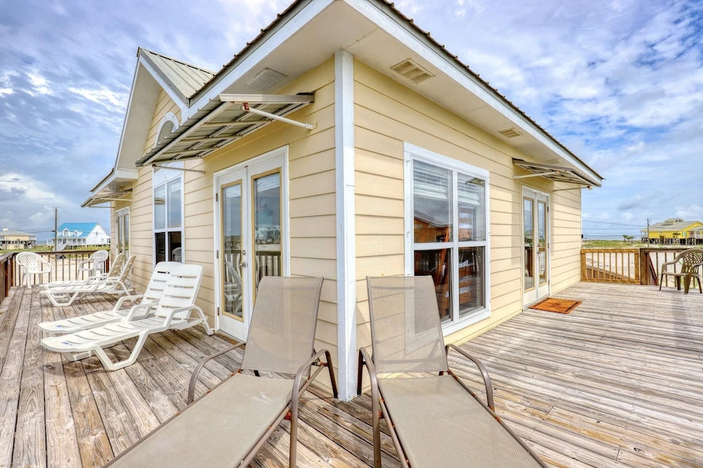 Villa Delphinus - Beachfront! And Pet Friendly! Feel The Ocean Breezed And Hear The Waves Lapping Right At Your Doorstep! 3 Bedroom Home by RedAwning