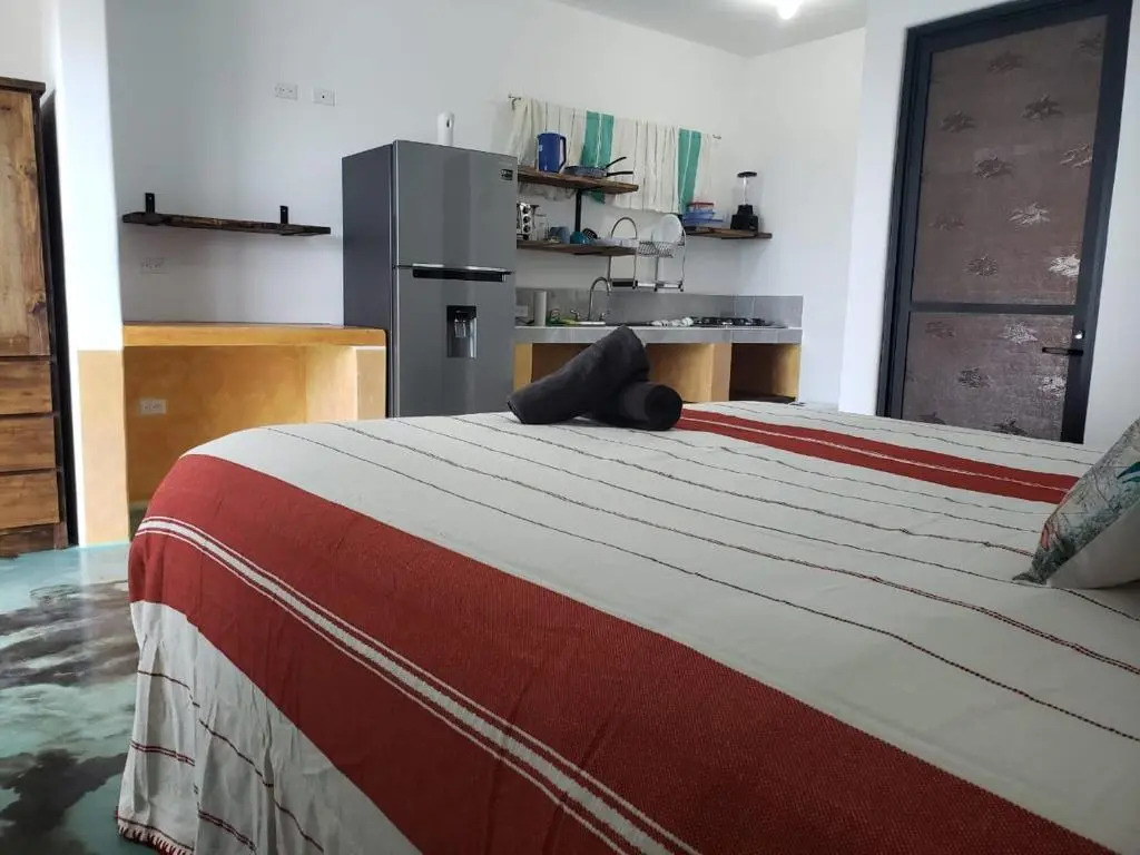 Casa Arrecife - Dorado Suite, Fast Wifi & Balcony! Beach is steps away