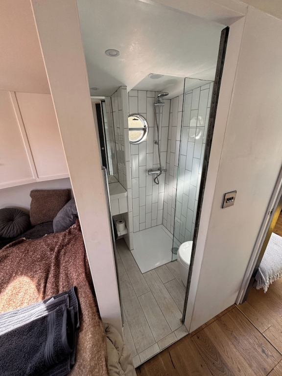 Unique 2 Bed Waterside Retreat, Pet Friendly