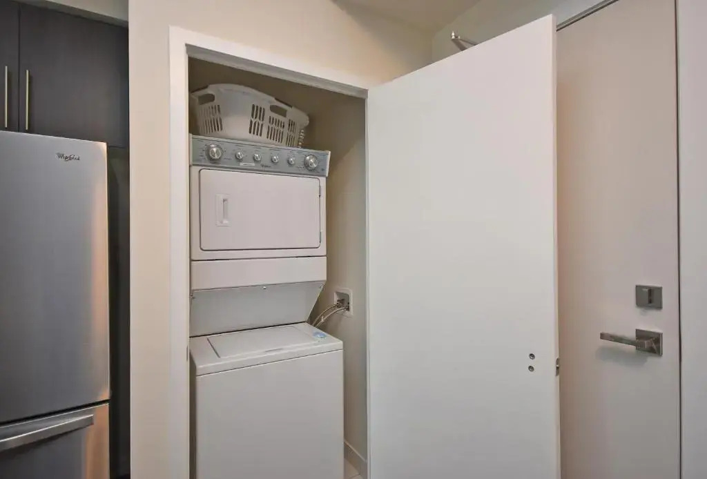 Royal Stays Furnished Apartments - Missisauga City Centre
