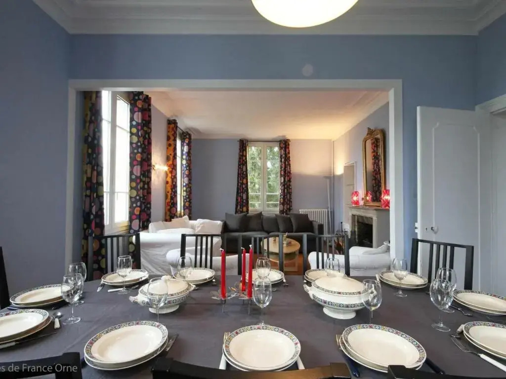 Maison de maître 19ème siècle avec grand parc et 5 chambres, tout inclus, à LAigle - FR-1-497-57