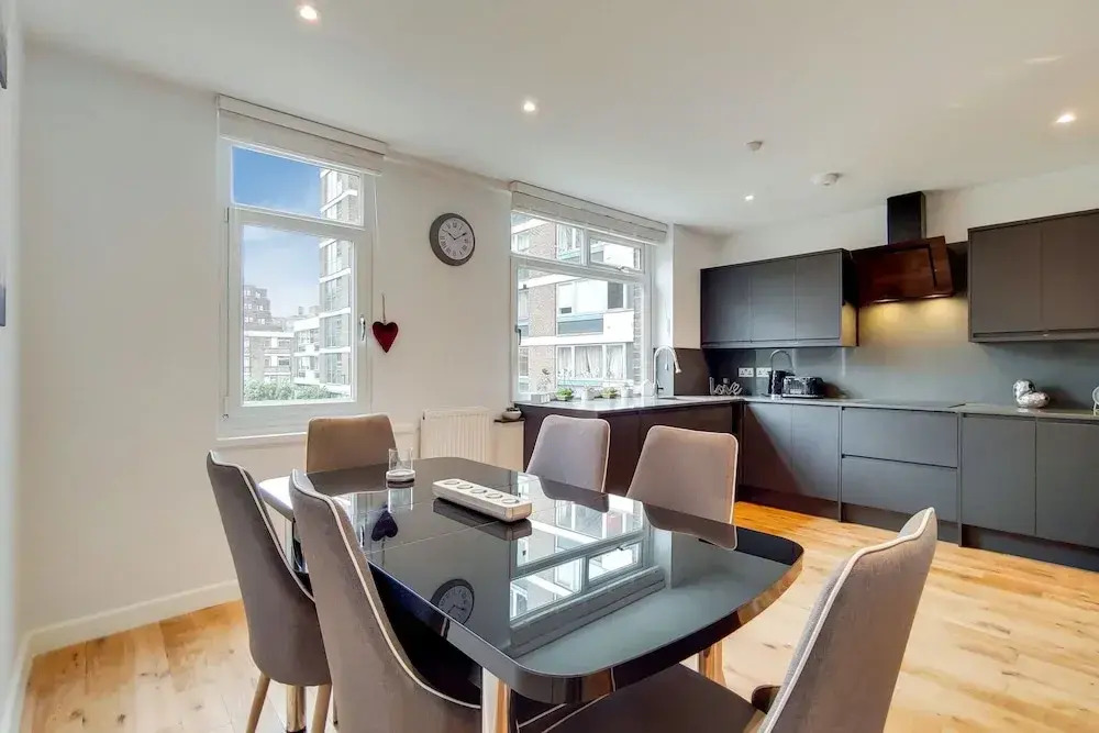 Stunning 4 Bed & 4 Bath House- Hyde Park