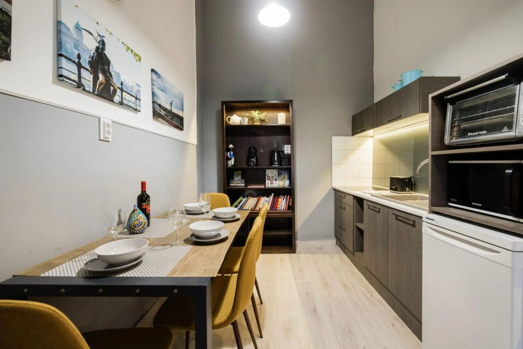 Elisabeth Bridge Home in the Heart of the city with AC