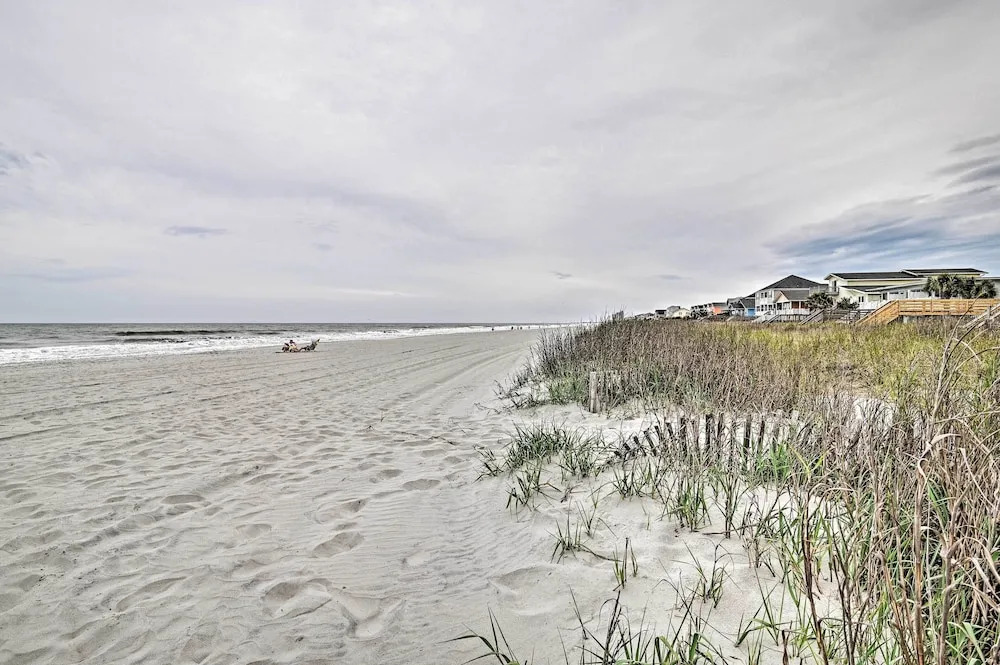 Couples Retreat w/ Balcony in Surfside Beach!