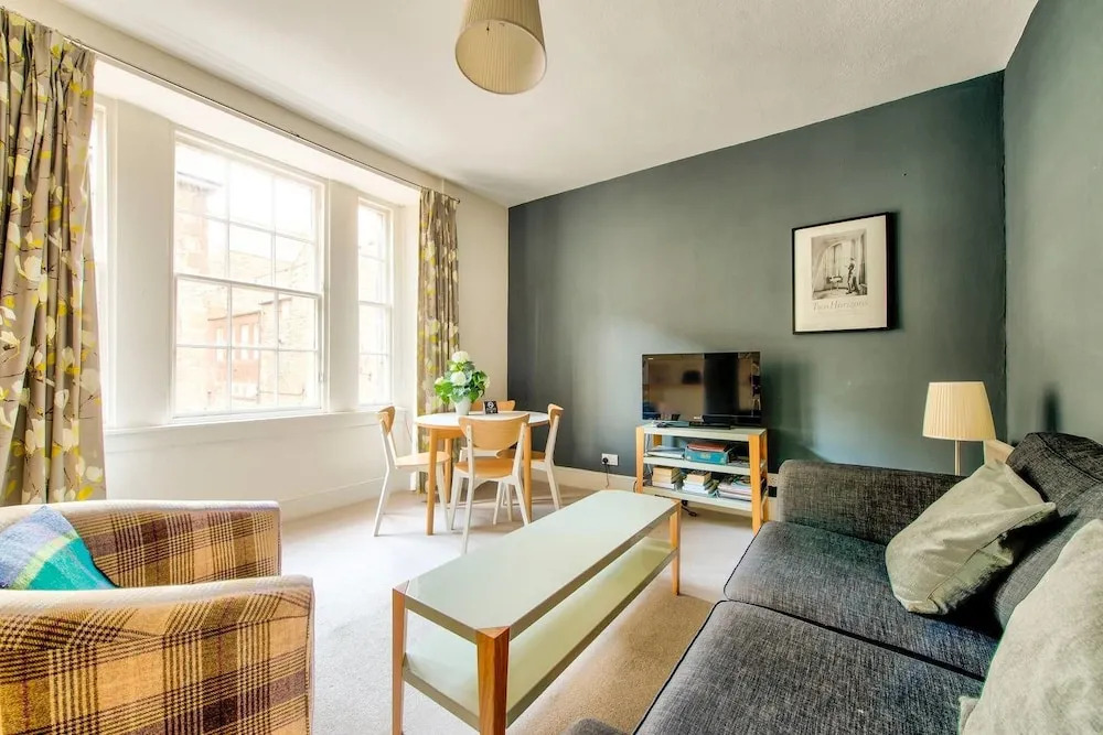 JOIVY Amazing Location! - Lovely Rose St Apt in New Town