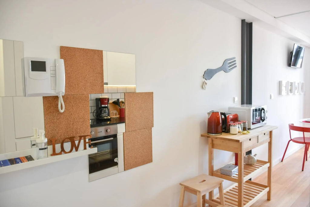 NEW!Central w/ sunny terrace - 9 min walk Trindade