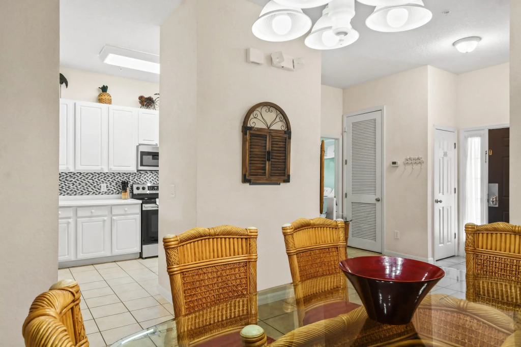 Ground floor unit lake view, best location, Davenport, US