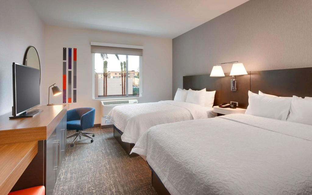 Hampton Inn & Suites Anaheim Resort Convention Center