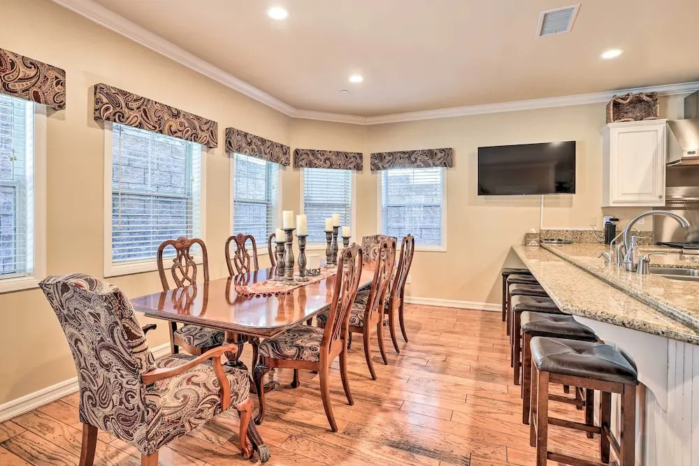 Huge Lake Arrowhead Home w/ 3 Decks & Grill!