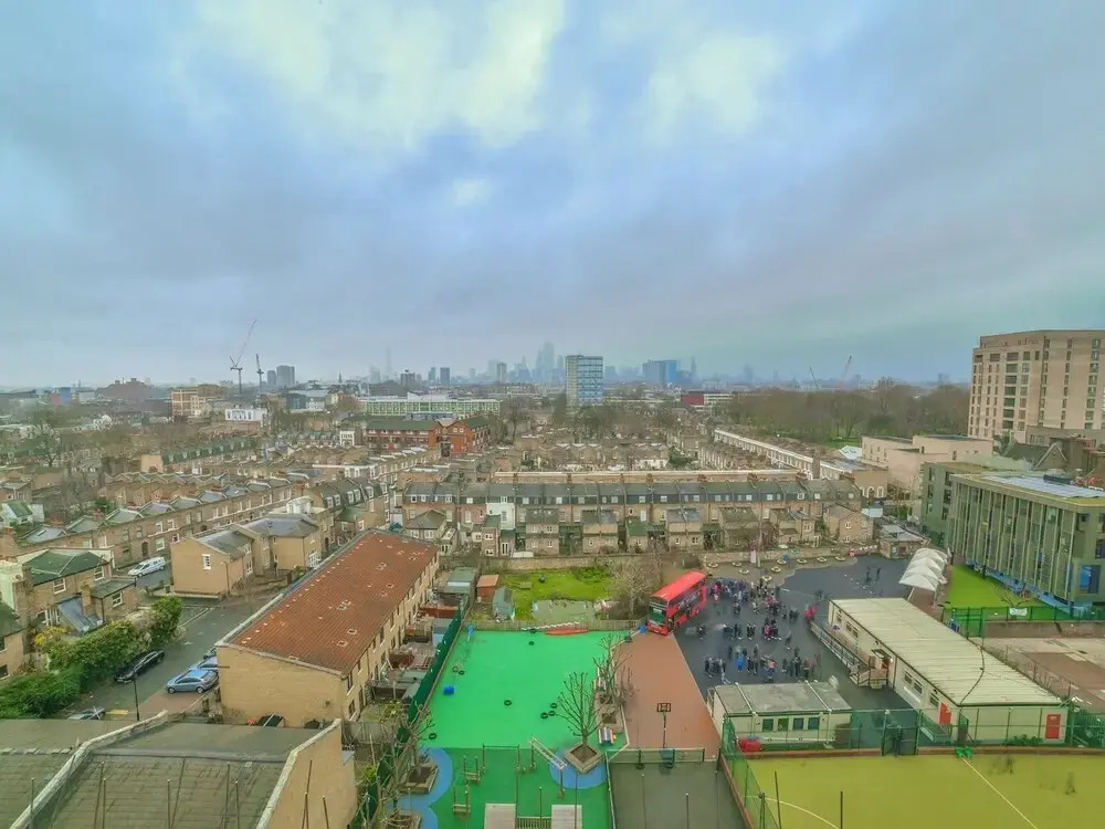 1 BR Limehouse Flat With Stunning Views of London!