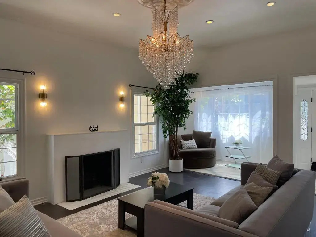 Contemporary 5 bed- 4 bath Beverly Hills Home
