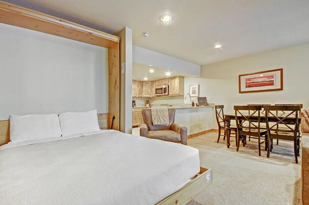 Beautiful Ski-In Ski-Out Condo, Great Location - CM244 by RedAwning