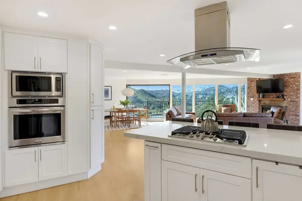 Designer Retreat w/ Pool, Firepits, Panoramic Views The Lake House at Malibu