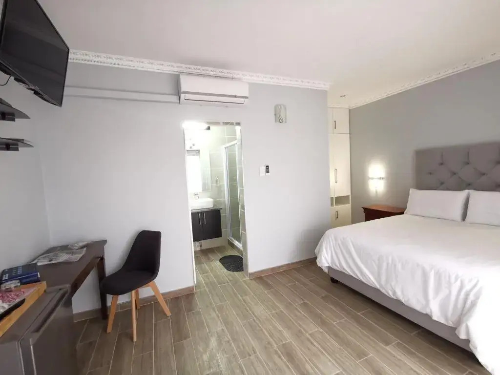 Lucolo Palace B&B - East London