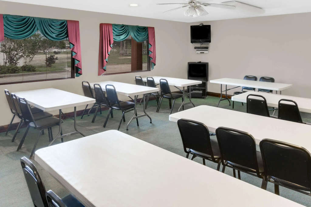 Super 8 by Wyndham Ocean Springs Biloxi