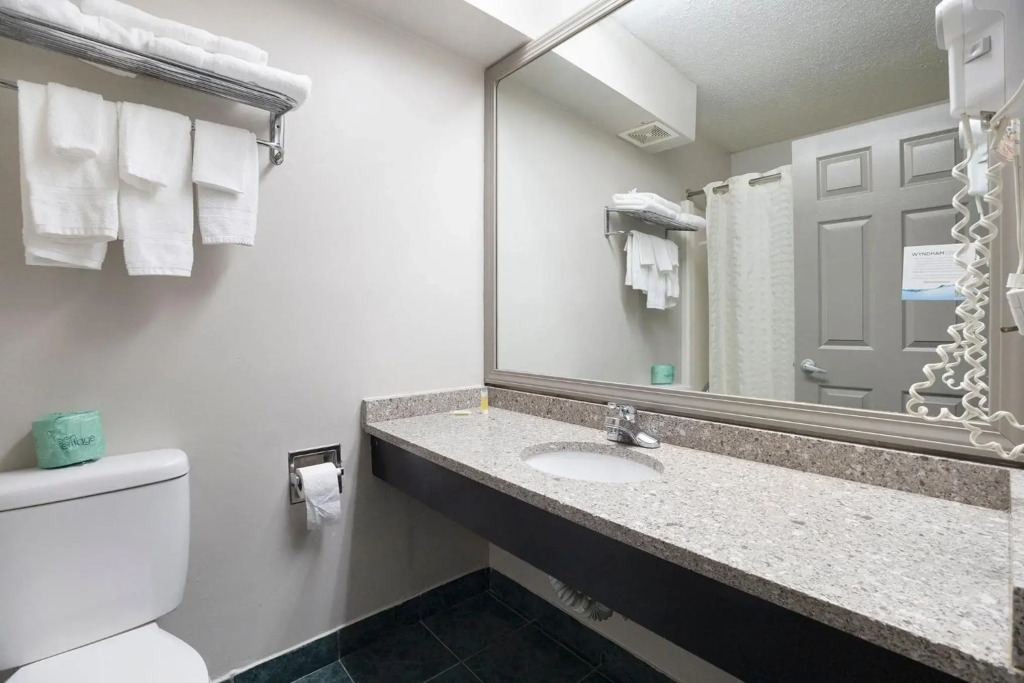 Days Inn & Suites by Wyndham Norton Shores Muskegon