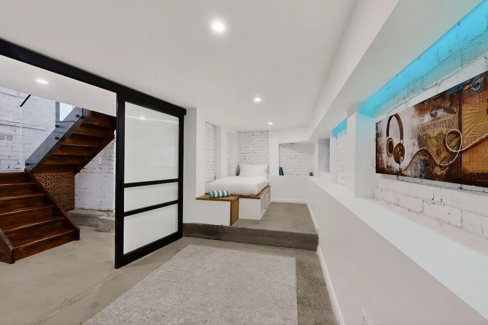Sunlit 3-bed Coastal Stay With Private Deck