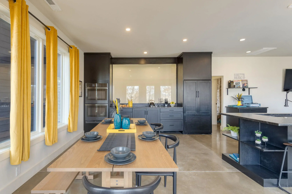 Dark Horse by Avantstay Secluded 5bdr w/ Hot Tub, Game Room, Deck Forest Views