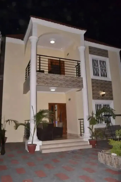 4bed Villa Sleeps 8 - Wifi, Parking, Garden